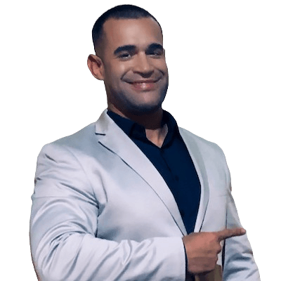 Treinador David Com Os Braços Cruzados, Especialista Em Musculação E Coaching
